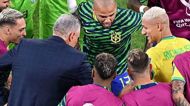 히샬리송의 세 번째 골에 비둘기 춤을 함께 추는 브라질 치치 감독. (사진=AP)