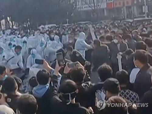 세계 최대 애플 아이폰 공장인 중국 허난성 정저우의 폭스콘 공장에서 11월 23일 직원들이 방역 봉쇄에 항의하며 시위를 하고 있다. 사진=연합뉴스
