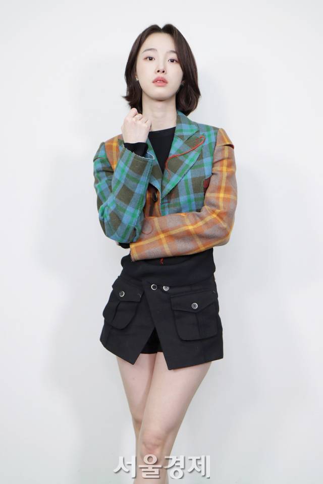 배우 강해림이 서울경제스타 인터뷰에 앞서 포즈를 취하고 있다. / 사진=김규빈 기자