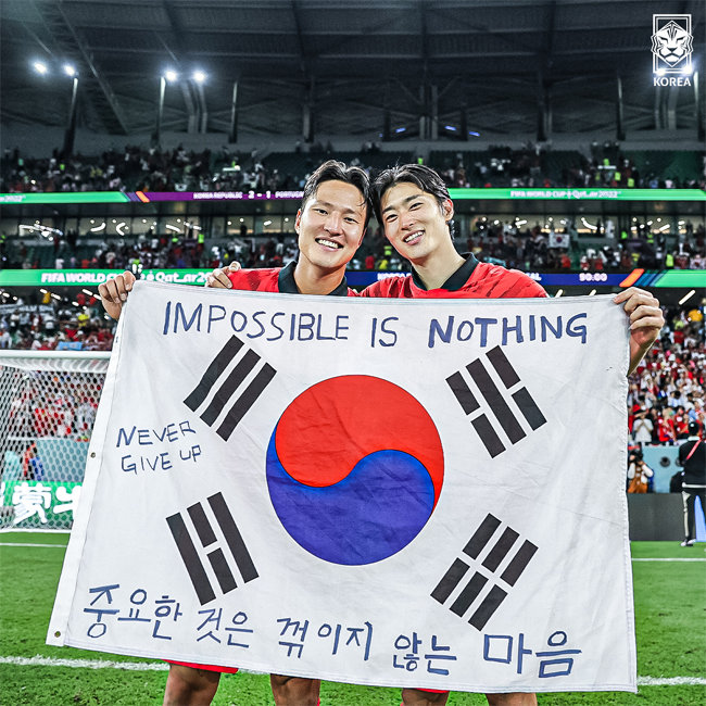 한국 축구 국가대표팀 권경원(왼쪽), 조규성 선수가 12월 3일 2022 카타르월드컵 포르투갈전에서 승리한 후 ‘중요한 것은 꺾이지 않는 마음’ 문구가 적힌 태극기를 들고 포즈를 취하고 있다.  [대한축구협회(KFA) 트위터 캡처]