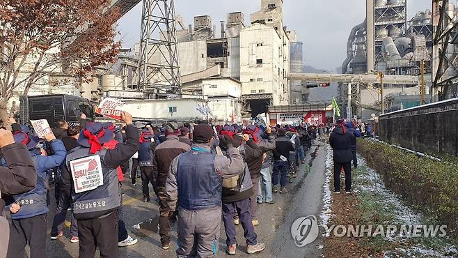 민주노총 충북본부 한일시멘트 단양공장 앞 '총파업 결의대회' (단양=연합뉴스) 권정상 기자 = 민주노총 충북본부가 6일 오후 화물연대 파업이 진행 중인 한일시멘트 단양공장 앞에서 조합원 500여 명이 참가한 가운데 '총파업 총력투쟁 결의대회'를 열고 있다. 2022.12.6. kw@yna.co.kr