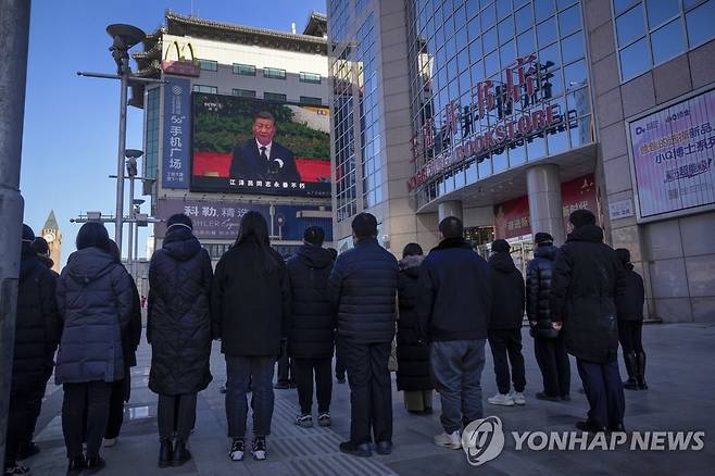 장쩌민 추도대회서 연설하는 시진핑 모습을 보는 베이징 시민들 (베이징 AP=연합뉴스) 6일 중국 베이징의 한 거리에서 시민들이 장쩌민 전 국가주석 추도대회에서 연설하는 시진핑 국가주석의 모습을 전광판을 통해 보고 있다. 추도대회는 이날 오전 10시부터 약 1시간 동안 인민대회당에서 거행됐다. 2022.12.06 ddy04002@yna.co.kr