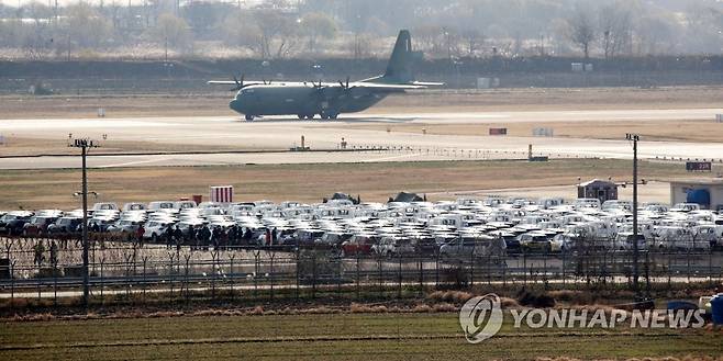 화물연대 파업으로 광주공항에 완성차 적치 (광주=연합뉴스) 조남수 기자 = 화물연대 총파업 13일째인 6일 광주공항 활주로 옆 공간에 '로드탁송'으로 옮겨진 기아 신차들이 적치돼 있다. 기아는 화물연대 파업에 따른 카캐리어 운송이 중단되며 대체 인력을 고용해 공장에 쌓여가는 완성차를 임시 적치장으로 옮기고 있다. 2022.12.6 iso64@yna.co.kr