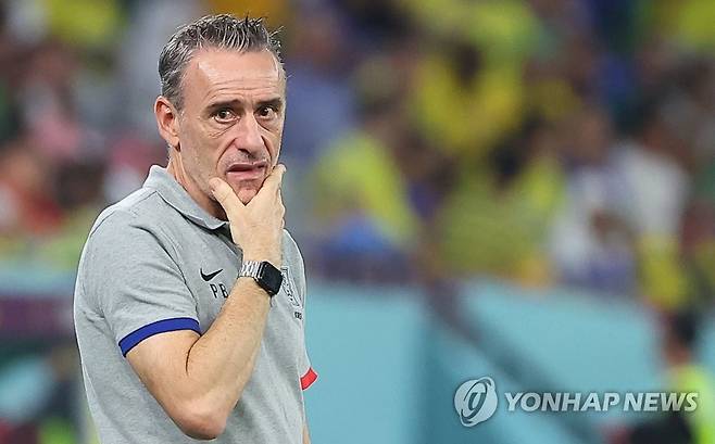 생각에 잠긴 벤투 감독 (도하=연합뉴스) 김도훈 기자 = 6일(한국시간) 카타르 도하 974 스타디움에서 열린 2022 카타르 월드컵 16강전 대한민국과 브라질의 경기. 파울루 벤투 감독이 생각에 잠겨 있다. 2022.12.6 superdoo82@yna.co.kr