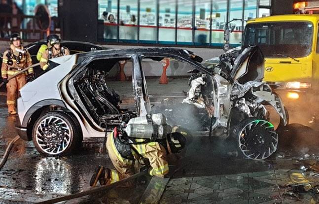 경북 영주시 원당로에서 발생한 택시 화재를 소방대원이 진압하고 있다.(사진=영주시 제공,  뉴시스)