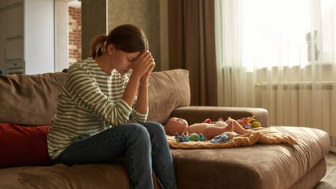 출산 후 2~3년 동안 산후 우울증 등에 시달리는 여성은 면역계 반응이 불안정 할 수 있다. [사진=게티이미지뱅크]