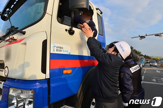 원희룡 국토부장관이 7일 오전 포스코 포항제철소 입구에서 철강제품 수송 중인 화물차 기사들의 손을 잡고 격려하고 있다. 2022.12.7/뉴스1 ⓒ News1 최창호 기자