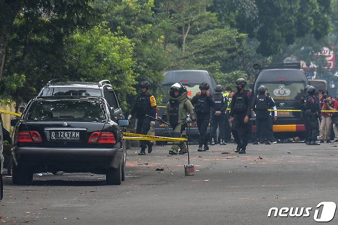 7일(현지시간) 인도네시아 서자바주 반둥의 한 지구대에서 자살폭탄테러로 추정되는 폭발이 발생한 뒤 경찰들이 현장을 정리하고 있다 ⓒ 로이터=뉴스1 ⓒ News1 권진영 기자