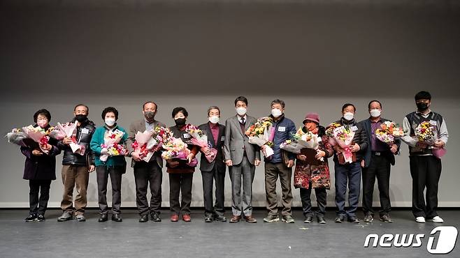 바르게살기운동 청양군협의회 회원 11명이 군수표창 등을 수상한 후 기념사진을 찍고 있다.(사진=청양군 제공)