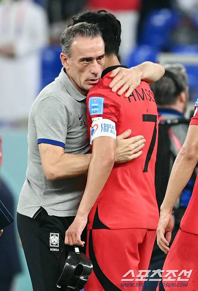 한국 축구대표팀 벤투 감독이 6일(한국시간) 카타르 도하 스타디움 974에서 열린 2022 카타르 월드컵 16강전 브라질과의 경기에서 패한 뒤 손흥민과 포옹을 하고 있다. 도하(카타르)=송정헌 기자songs@sportschosun.com/2022.12.06/