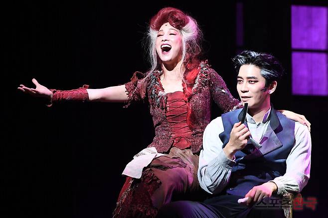 뮤지컬 '스위니토드' 프레스콜에서 열연 중인 배우 신성록, 린아. ⓒ이혜영 기자 lhy@hankooki.com