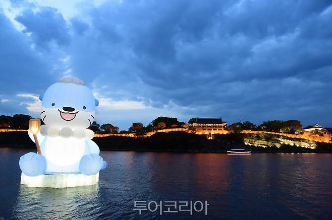남강과 진주성과 하모가 어우러진 전경&nbsp;