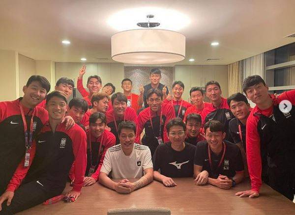 한국 축구 국가대표팀과 안덕수 트레이너(가운데 흰색 반팔티)/안덕수 트레이너 인스타그램