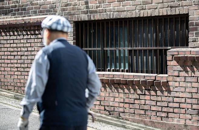 서울 동작구에 위치한 반지하 거주지의 모습. /뉴스1