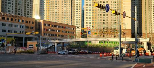 호수초 보행육교 건설 공사 모습. 사진=윤평호 기자