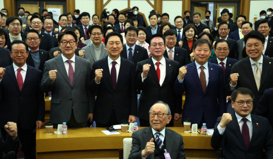 국민의힘 친윤석열계 의원들이 주축이 된 공부 모임 '국민공감'이 7일 국회 의원회관에서 출범 기념 첫 모임을 개최한 가운데 '자유민주주의의 길'을 주제로 초청 특강한 김형석(앞줄 오른쪽 두번째) 연세대 명예교수와 당 소속 의원들이 모여 기념사진을 촬영하고 있다. 이날 국민공감 모임엔 당 소속 의원 71명과 원외당협위원장들까지 90여명이 모인 것으로 전해졌다.<연합뉴스>