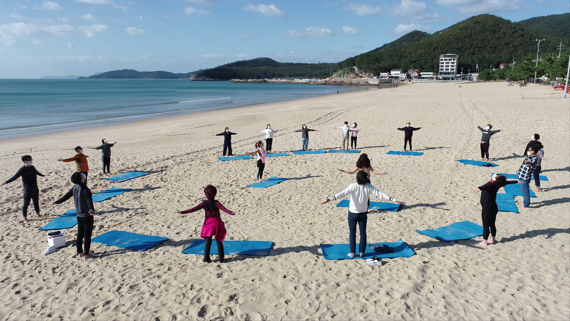 전남 완도군이 '신 해양 관광시대'를 열기 위해 민선 8기 공약 중 해양치유 관련 사업 추진에 속도를 내고 있다. 사진은 완도군 해양치유 프로그램 중 하나인 해변 필라테스 모습. 사진=완도군 제공