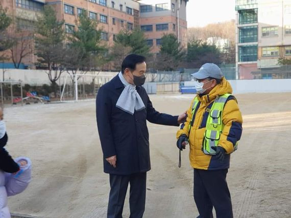 임태희 경기도교육감 "의무적 학부모 등하교 지도 부담