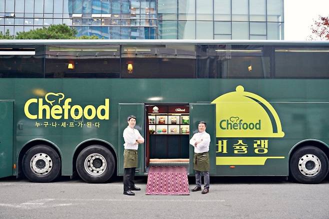 7일 대한민국 요리명장 남대현 셰프(오른쪽)와 롯데제과 박상준 셰프가 '버슐랭'을 소개하며 기념촬영을 하고있다.