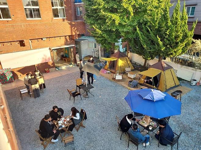 부산 사상구 모라동의 동백베이커리 1층 마당은 캠핑장처럼 꾸며졌다. 부산시 제공