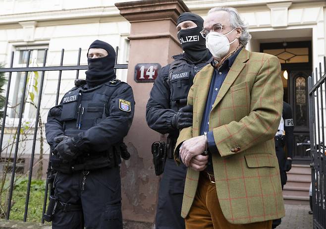 7일 독일 프랑크푸르트에서 경찰이 연방정부 전복을 꾀한 혐의로 ‘하인리히13세’(오른쪽)를 체포하고 있다. AP 연합뉴스
