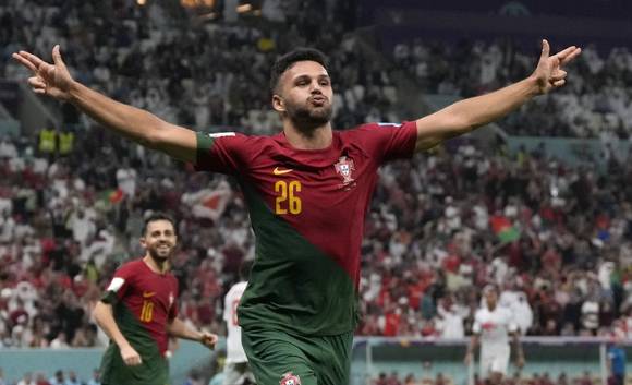 포르투갈 축구대표팀 곤살로 하무스가 7일(한국시간) 열린 스위스와 2022 카타르월드컵 16강전에서 해트트릭을 달성했다. 하무스는 이날 3골 1도움으로 활약했고 포르투갈은 스위스에 6-1로 대승을 거두며 8강에 올랐다. [사진=뉴시스]