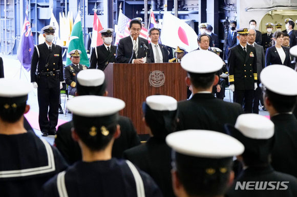 기시다 후미오 일본 총리가 지난달 6일 가나가와현 사가미만에서 열린 국제관함식에 참석해 이즈모함에서 연설하고 있다.  [사진=뉴시스]