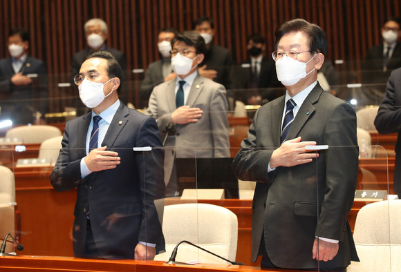 이재명 더불어민주당 대표와 박홍근 원내대표가 7일 오후 서울 여의도 국회 본관 예결위회의장에서 열린 의원총회에서 국민의례를 하고 있다. [사진=뉴시스]