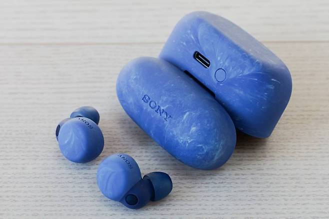 링크버즈S의 충전은 USB-C 단자며, 기기의 버튼을 활용해 페어링한다. 출처=IT동아