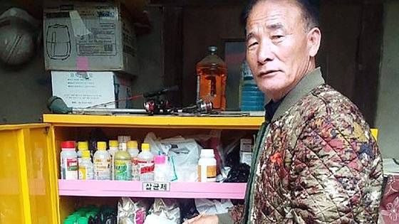 경기 가평군 조종면 마일2리에 2017년 설치된 농약안전보관함을 보여주는 이순재 이장. 생명보험사회공헌재단은 이 마을을 포함해 전국 11개 시군구 총 2000가구에 농약안전보관함을 보급했다. 사진 가평군 자살예방센터