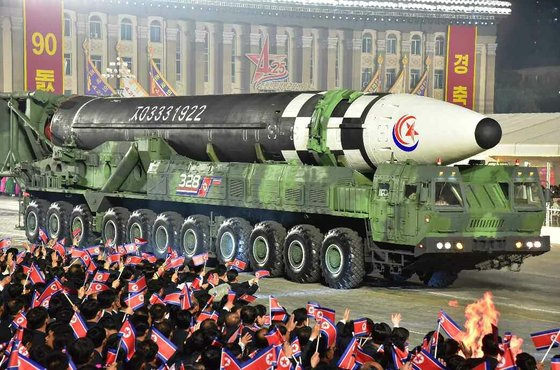 2020년 10월10일 노동당 창건 기념일 열병식 때 공개한 대륙간탄도미사일(ICBM) 화성-17형. 북한은 핵과 미사일로 한국의 안보를 위협하고 있다. 노동신문