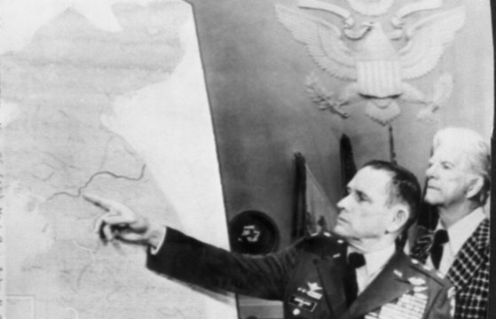 존 싱글러브 주한미군참모장(왼쪽이 1977년 미 하원군사소위원회에 출석해 한국지도를 가리키고 있다. [중앙포토]
