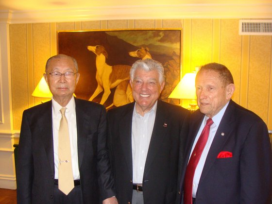 2010년 미국 워싱턴 존 F 케네디 센터에서 백선엽 장군 , 밥 베이커 , 존 싱글러브 예비역 소장 ( 왼쪽부터 ) 이 기념사진을 찍고 있다.[백선엽 한미동맹상]