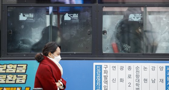서울 등 수도권과 충청지역에 눈이 내리며 추위가 이어진 6일 오전 서울 시내 거리를 지나는 버스에 창문에 습기가 차있다. 뉴스1