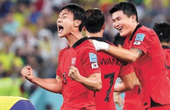 6일(한국시간) 카타르 도하 974 스타디움에서 열린 2022 카타르 월드컵 16강전 대한민국과 브라질의 경기. 대표팀 백승호가 골을 넣은 뒤 포효하고 있다. 연합뉴스.