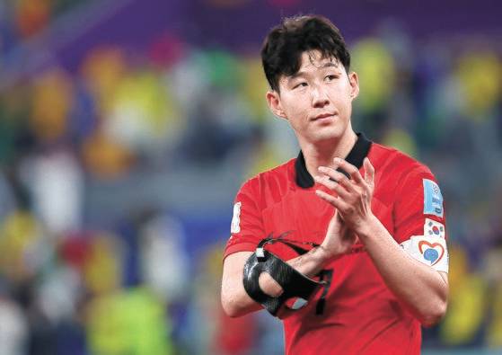 6일(한국시간) 카타르 도하 974 스타디움에서 열린 2022 카타르 월드컵 16강전 대한민국과 브라질의 경기가 끝난 뒤 손흥민이 팬들에게 인사하며 경기장을 나서고 있다. 연합뉴스