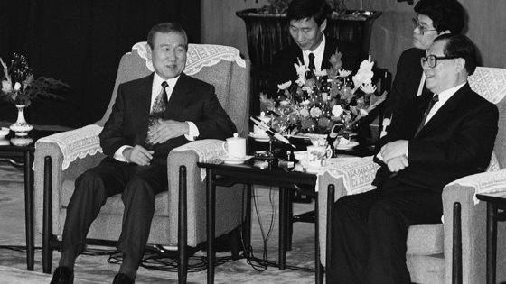 한·중 수교 한 달여 뒤인 1992년 9월 29일 중국 베이징에서 노태우 전 대통령(왼쪽)과 회담하는 장쩌민 당시 중국 공산당 총서기. 양국은 올해 수교 30주년을 맞았다. 중앙포토