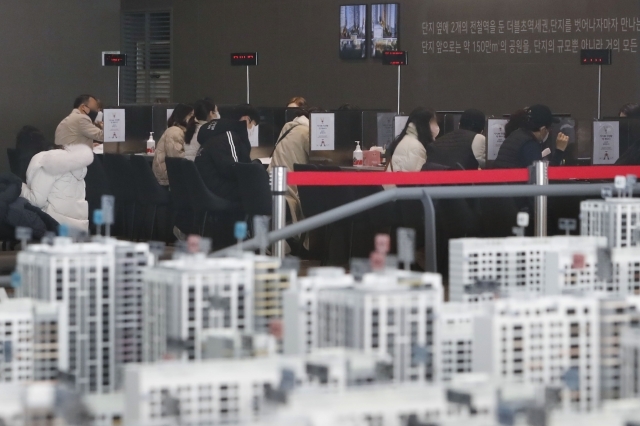지난 1일 서울 강동구 올림픽파크 포레온(둔촌주공 재건축 단지) 견본주택을 찾은 시민들이 상담을 받고 있다. 뉴시스