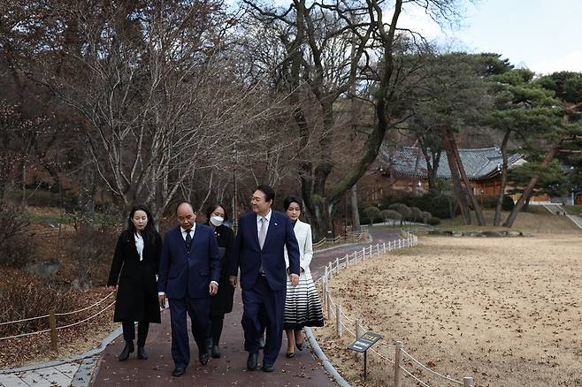 윤석열 대통령과 김건희 여사가 6일 오후 청와대 상춘재에서 응우옌 쑤언 푹 베트남 국가주석과 차담을 한 뒤 상춘재를 나서고 있다. / 사진=대통령실 제공