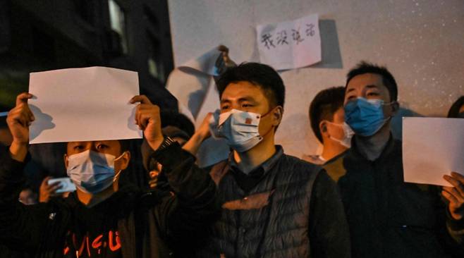 중국 상하이에서 지난달 27일 정부의 고강도 제로 코로나19 봉쇄 정책에 항의하고 우루무치 화재 희생자를 추모하는 주민들이 정부에 항의하는 의미를 담은 ‘백지’를 들고 시진핑 주석의 퇴진을 요구하는 밤샘 시위를 하고 있다. / 사진=뉴스1