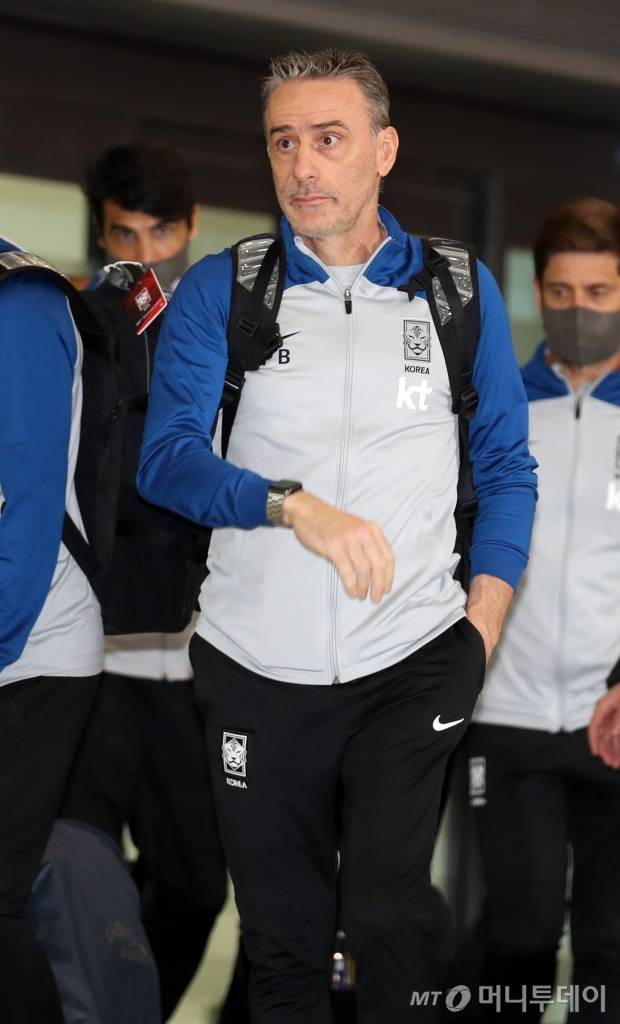 12년 만에 2022 카타르 월드컵 16강 진출을 이룬 축구국가대표 벤투 감독이 7일 오후 인천국제공항을 통해 입국하고 있다, 2022.12.07 /사진=임성균 기자 tjdrbs23@