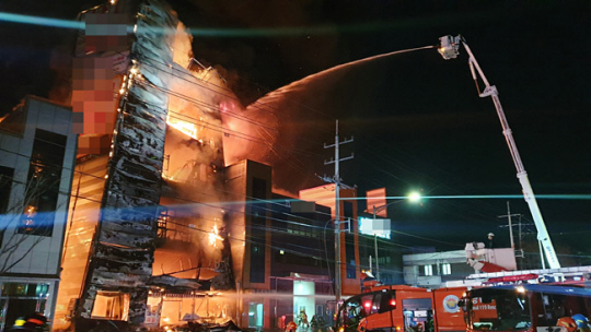 7일 오후 7시 16분 인천 서구 석남동의 한 인쇄 공장에서 큰불이 나 소방당국이 경보령을 내리고 진화 작업을 벌이고 있다. 연합뉴스