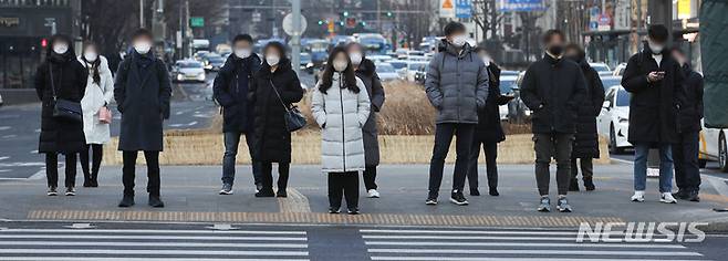 [서울=뉴시스] 서울 종로구 광화문역 인근에서 두꺼운 옷을 입은 직장인들이 신호를 기다리고 있다. (사진=뉴시스 DB). photo@newsis.com