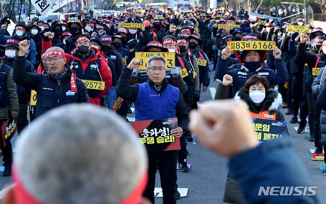 [광주=뉴시스] 김혜인 기자 =  민주노총 광주지역 화물연대 총파업 결의대회가 열린 7일 오후 광주 서구 치평동 광주시청 앞에서 노동자들이 안전 운임제 확대를 촉구하고 있다.2022.12.07.hyein0342@newsis.com