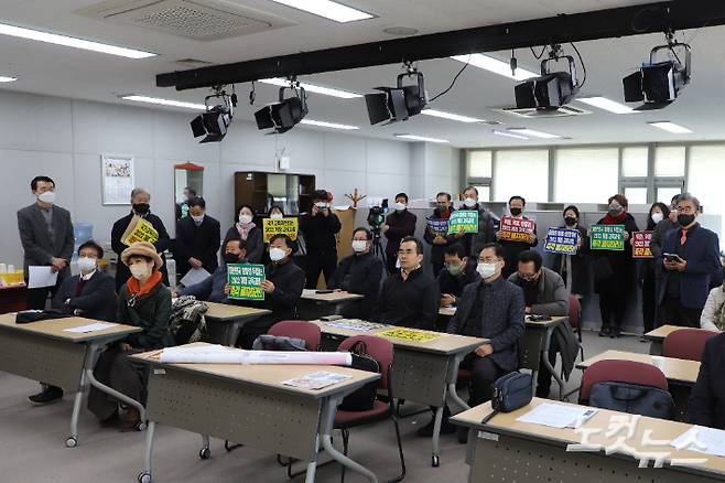 경북기독교총연합회와 포항시기독교교회연합회, 포항성시화운동본부는 7일 포항시청 브리핑룸에서 개정중인 2022 교육과정의 폐기를 촉구하는 경북도민 기자회견을 개최했다.