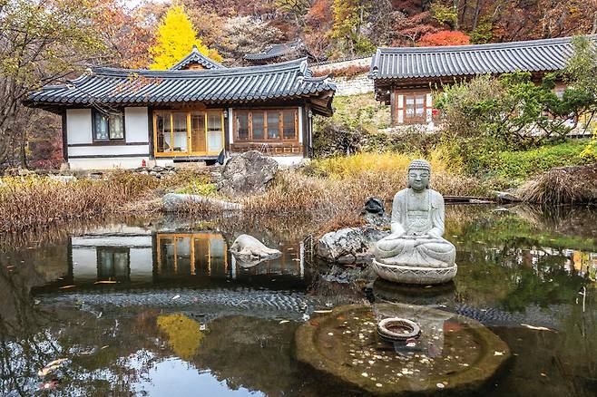 경내 작은 연못 뒤로 템플스테이 참가자들이 기거하는 건물.