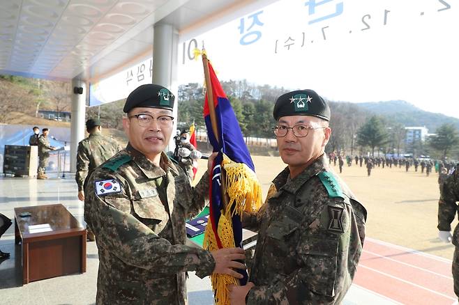 육군 1군단 신임 군단장에 강호필 중장 취임     (고양=연합뉴스) 육군 1군단은 신임 군단장으로 강호필 중장(육사 47기)이 취임했다고 7일 밝혔다. 사진은 이날 오후 경기도 고양시 군단 사령부에서 열린 제55·56대 군단장 이취임식에서 강호필 중장(오른쪽)이 전동진 지상작전사령관으로부터 부대기를 받고 임무를 시작하는 모습. 2022.12.7 [육군 1군단 제공. 재판매 및 DB 금지]
    andphotodo@yna.co.kr
(끝)