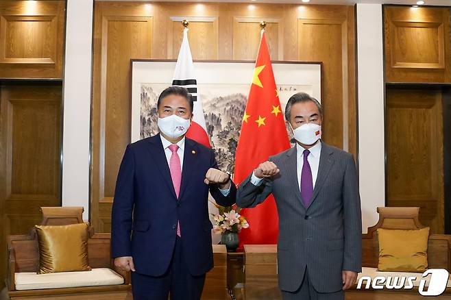 박진 외교부 장관(왼쪽)과 왕이 중국 외교부장. (외교부 제공) ⓒ News1 임세영 기자