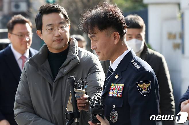 행정안전부 경찰국 신설에 반대하며 전국경찰서장(총경) 회의를 주도했던 류삼영 총경(전 울산중부경찰서장)이 8일 오후 서울 서대문구 경찰청에서 열린 징계위원회에 출석하기 앞서 입장을 밝히고 있다.  2022.12.8/뉴스1 ⓒ News1 민경석 기자