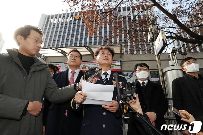 행정안전부 경찰국 신설에 반대하며 전국경찰서장(총경) 회의를 주도했던 류삼영 총경(전 울산중부경찰서장)이 8일 오후 서울 서대문구 경찰청에서 열린 징계위원회에 출석하기 앞서 입장문을 발표하고 있다. 2022.12.8/뉴스1 ⓒ News1 민경석 기자